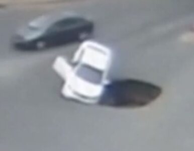 Miniatura: Dziura w jezdni pochłonęła auto