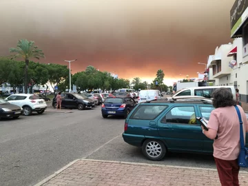 Brunatne niebo nad miastem Albufeira na południu Portugalii 