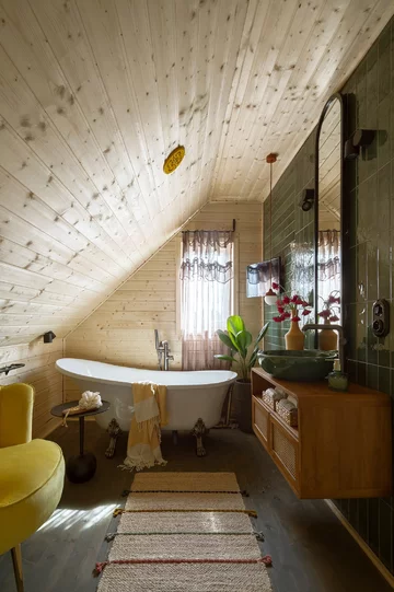 Współczesny dom na Kaszubach zaprojektowany przez Patrycję Majewicz – naturalne materiały, drewno i lokalne inspiracje tworzą spokojne, funkcjonalne wnętrze zakorzenione w krajobrazie 