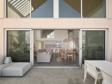 Komfortowy dom nad brzegiem jeziora, projekt MUUK Architecture 