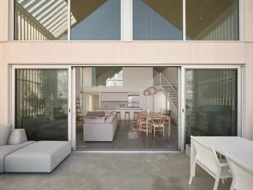 Komfortowy dom nad brzegiem jeziora, projekt MUUK Architecture 