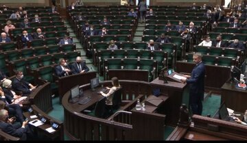 Krzysztof Gawkowski w&nbsp;Sejmie, puste ławy PiS w&nbsp;tle