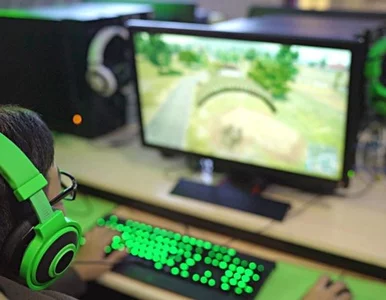 Miniatura: „Zostań w domu, graj w gry”. Streamerzy i...