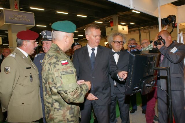 Minister Siemoniak demonstrował praktyczną znajomość sprzętu wojskowego