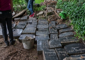 Chciał przekopać grządki, a&nbsp;znalazł nagrobki. Niezwykłe odkrycie...