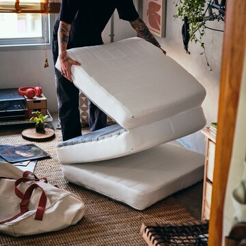 Nowa kolekcja IKEA KOMPISH&Auml;NG powstała z&nbsp;myślą o&nbsp;niewielkich i&nbsp;wynajmowanych mieszkaniach. Meble mają być łatwe do&nbsp;przenoszenia i&nbsp;zmieniać funkcję wraz z&nbsp;potrzebami użytkownika