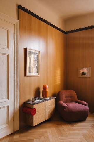 Świetlik jak słońce, kamień jak biżuteria. To wnętrze robi wrażenie. Projekt Wojciech Nowak z NOWW