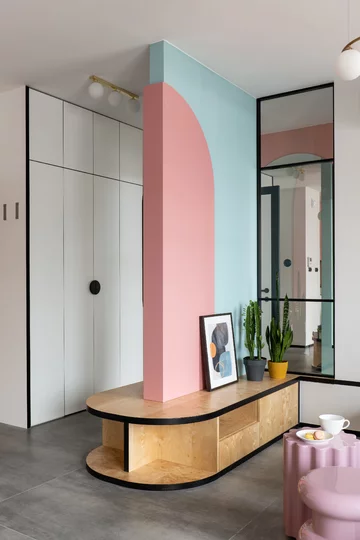 Różowe mieszkanie z miejscem do pracy, projekt KODO KODO, różowe, małe, mieszkanie