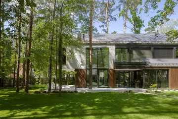 Dom Przenikający autorstwa Exterio Architektura to przykład nowoczesnej architektury, w której światło, natura i starannie zaprojektowana przestrzeń tworzą harmonijną całość 