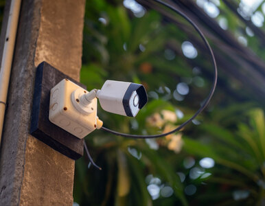 Miniatura: Sąsiad zamontował kamerę i cię nagrywa?...