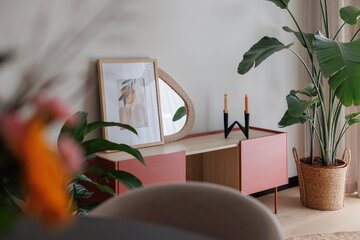 Mieszkanie pokazowe inwestycji Nowa Pabianicka we Wrocławiu zaprojektowała i wyposażyła pracownia architektury wnętrz Decoroom. Aranżację oparto na połączeniu pomarańczu, oliwkowej zieleni, drewna i neutralnej bazy 