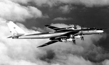 Tu-142 (fot.By Photographer's Name: Unknown (DefenseImagery.mil - DN-SN-82-10841) [Public domain], via Wikimedia Commons)