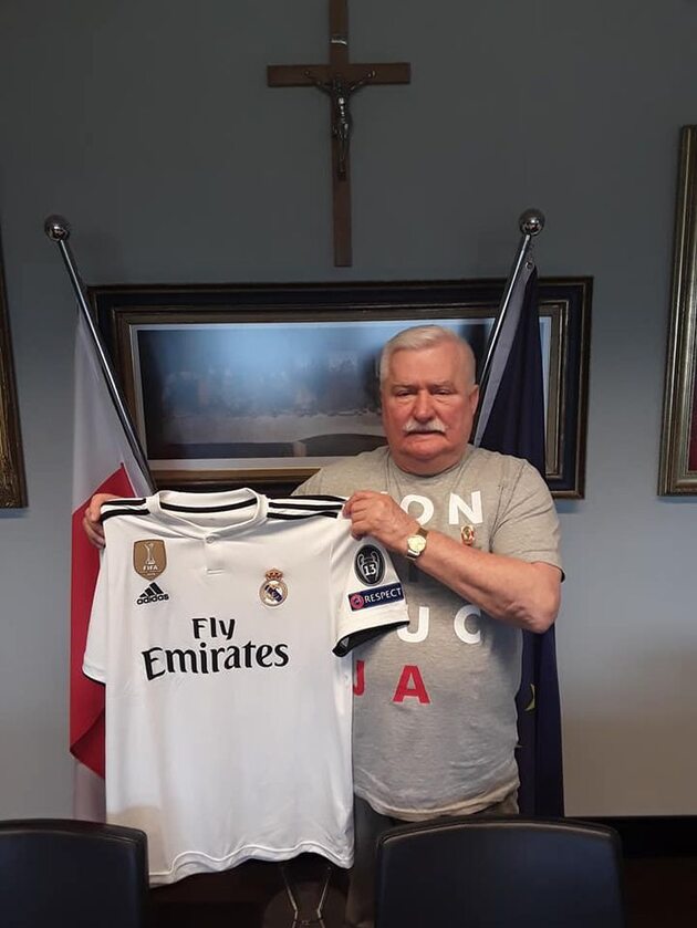 Lech Wałęsa z koszulką Realu Madryt 