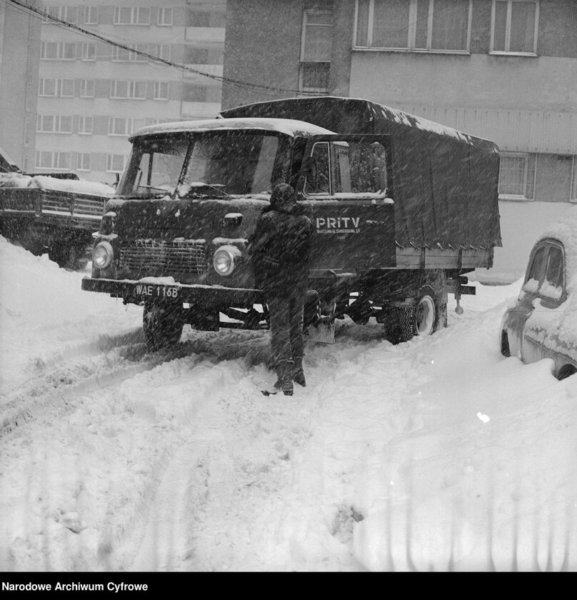 Zima Stulecia na Wierzbnie w Warszawie, Na zdjęciu ciężarówka Robur 