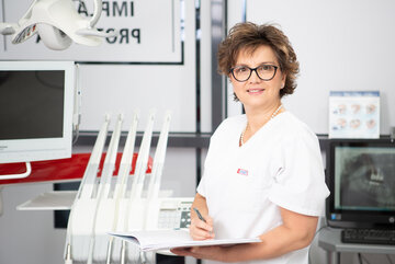 dr Urszula Jarosz, stomatolog i&nbsp;implantolog z&nbsp;warszawskiej kliniki stomatologicznej Varsovia Dental