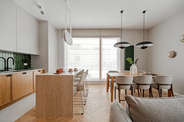 Projekt mieszkania na warszawskim Mokotowie autorstwa Deer Design to przykład spójnej aranżacji, w której funkcjonalność, kolor i jakość wykonania tworzą harmonijną, dopracowaną w każdym detalu przestrzeń do życia 