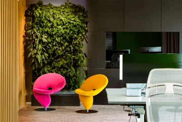 Biophilic design w przestrzeni biurowej – naturalne materiały, roślinność i światło dzienne tworzą środowisko sprzyjające koncentracji, dobrostanowi i komfortowi pracy, projekt: SAAN 