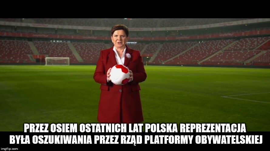 Beata Szydło na stadionie - mem 