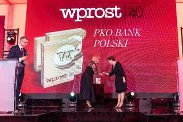 Iwona Duda, prezes zarządu PKO Banku Polskiego (po prawej) oraz&nbsp;wręczająca nagrodę specjalną Jolanta Kloc (po lewej), wiceprezes Zarządu PMPG ds. finansowych
