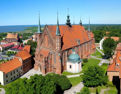 Miniatura: Podróż śladem zabytków sakralnych w...