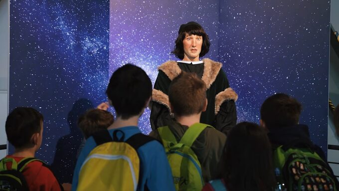 W Centrum Nauki Kopernik spotkamy też robotycznego Mikołaja Kopernika, z którym możemy porozmawiać dzięki sztucznej inteligencji