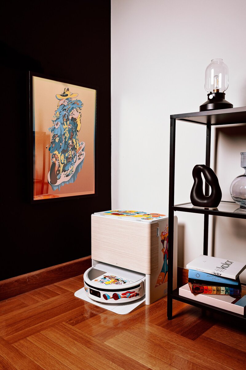 Unikatowy robot Roomba Max 705 Combo ręcznie ozdobiony przez Karola Banacha oraz&nbsp;autorski plakat &ndash; wyjątkowy zestaw przygotowany przez iRobot i&nbsp;DLF na&nbsp;aukcję Wielka Orkiestra Świątecznej Pomocy, z&nbsp;kt&oacute;rej doch&oacute;d wesprze cel 33. Finału WOŚP