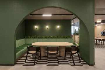 Biophilic design w przestrzeni biurowej – naturalne materiały, roślinność i światło dzienne tworzą środowisko sprzyjające koncentracji, dobrostanowi i komfortowi pracy, projekt: SAAN 