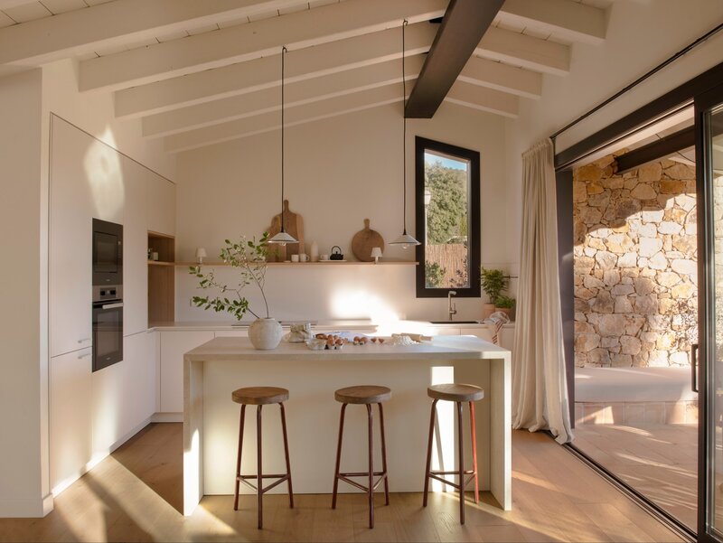 Dom w&nbsp;Empord&agrave; &ndash; kompozycja prostych brył, naturalnych materiał&oacute;w i&nbsp;światła, z&nbsp;płynnym przejściem między wnętrzem a&nbsp;krajobrazem, projekt D&rsquo;Aussy Interiors