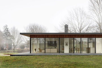 Jesienny i&nbsp;nostalgiczny. Parterowy dom zaprojektowany przez Norm Architects