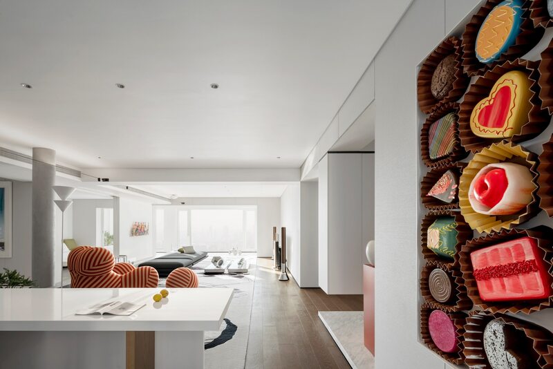 Minimalistyczne mieszkanie z akcentami koloru, projekt Evans Lee