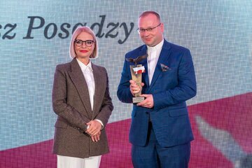 ks. Stanisław Szlijan oraz&nbsp;wręczająca nagrodę Marzena Zielińska, prezes Capital Point i&nbsp;przewodnicząca kapituły