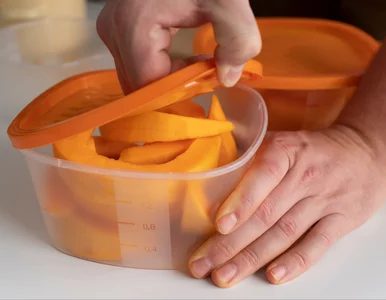 Miniatura: Plastikowe pojemniki zabarwiły się od...