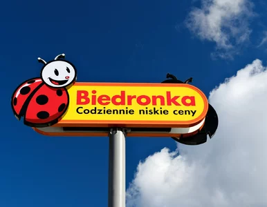 Miniatura: Polacy ustawiają się w kolejce po ten...