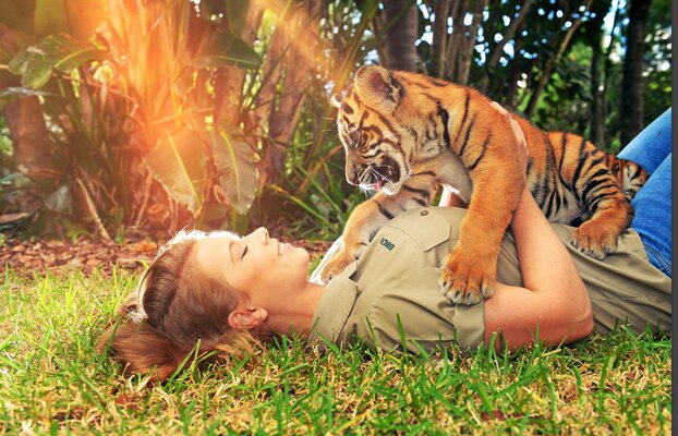 Miniatura: Córka Steve'a Irwina pozująca do zdjęć ze...