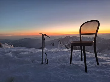 Gięcie litego drewna przy użyciu pary wodnej to technologia, która od ponad 160 lat definiuje charakter mebli produkowanych w Bystřicy pod Hostýnem 