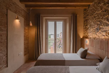 Rewitalizacja dawnej stolarni – projekt Clara Crous Arquitectura przywraca znaczenie materiałowi, światłu i oryginalnej strukturze budynku 