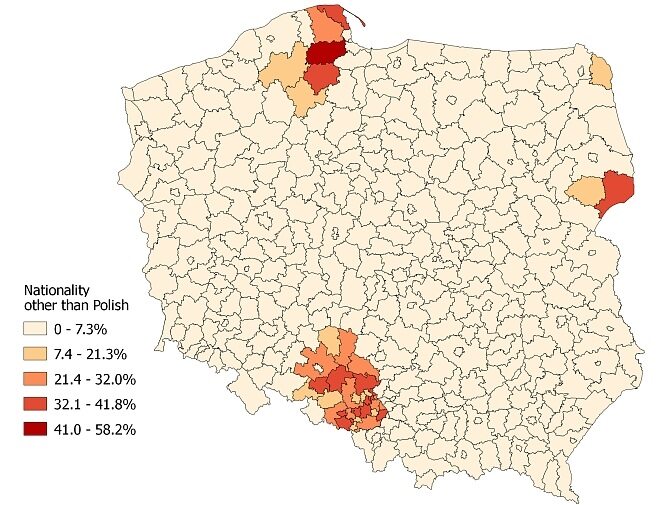 Dane spisowe pokazujące, gdzie mieszkają ludzie o narodowości innej niż polska. Najwięcej jest ich w powiecie puckim (58,2% wszystkich mieszkańców). Doskonale odznacza się także Górny Śląsk w swoich historycznych granicach