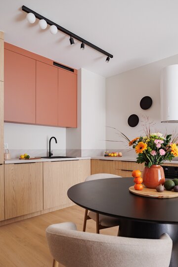 Mieszkanie pokazowe inwestycji Nowa Pabianicka we Wrocławiu zaprojektowała i wyposażyła pracownia architektury wnętrz Decoroom. Aranżację oparto na połączeniu pomarańczu, oliwkowej zieleni, drewna i neutralnej bazy 
