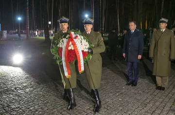 Andrzej Duda na cmentarzu w Bykowni (fot. Kancelaria Prezydenta/Twitter)