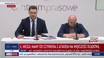 „Mamy do czynienia z atakiem na większość rządową” Publiczna telewizja umieściła również na pasku stwierdzenie Mejzy o tym, że kierowane pod jego adresem zarzuty to „atak na większość rządową”.