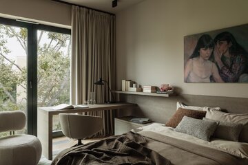 Apartament na warszawskim Mokotowie zaprojektowany przez VIA NOVA – przykład soft architecture, w której technologia KNX, stonowana paleta taupe i konsekwencja materiałowa budują ponadczasowy klimat 