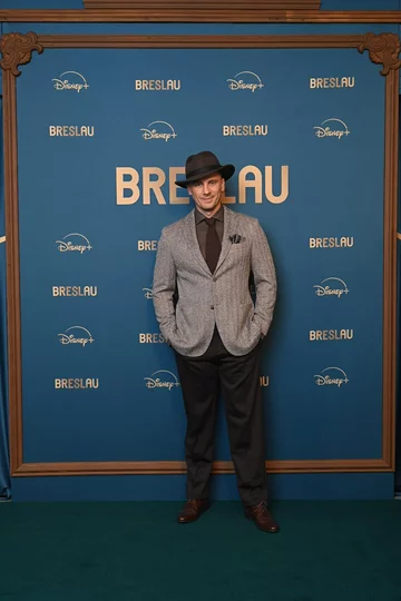 Adam Bobik na premierze serialu „Breslau” 