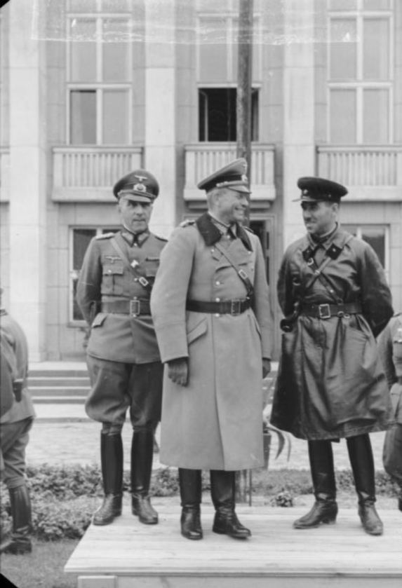 Heinz Guderian i Siemion Kriwoszein w Brześciu nad Bugiem odbierają wojskową defiladę 