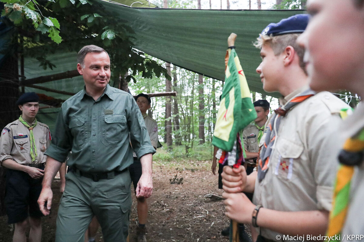 Wizyta prezydenta Andrzeja Dudy na obozie harcerskim nad jeziorem Sumino 