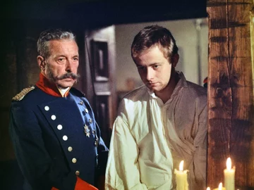To kadr z filmu „Czarny wąwóz”. Jak nazywa się aktor w białej koszuli?