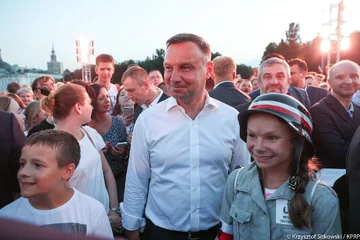 Prezydent Andrzej Duda podczas wydarzenia „Warszawiacy śpiewają (nie)ZAKAZANE PIOSENKI” 