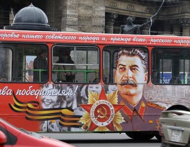 Miniatura: Autobus z portretem Stalina obrzucony...