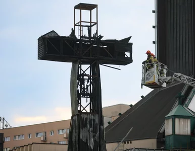 Miniatura: Historyczny krzyż stanął w ogniu. Radna...