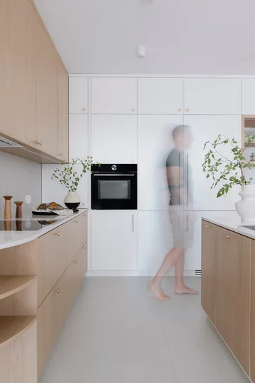 Projekt MIKOŁAJSKAstudio pokazuje, że styl japandi to nie tylko estetyka, ale przede wszystkim świadomie zaprojektowana przestrzeń sprzyjająca codziennemu komfortowi i wyciszeniu 