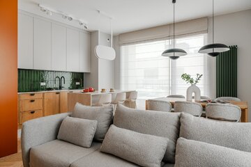 Projekt mieszkania na warszawskim Mokotowie autorstwa Deer Design to przykład spójnej aranżacji, w której funkcjonalność, kolor i jakość wykonania tworzą harmonijną, dopracowaną w każdym detalu przestrzeń do życia 